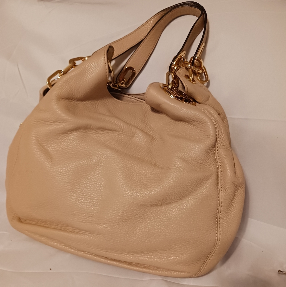 NEW , NEVER USED Authentic Michael kors shoulder bag